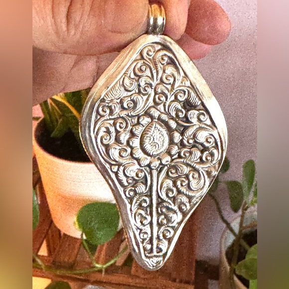 Beautiful unique hand carved Amber tone with tibetan silver pendent mango shape - Picture 3 of 7